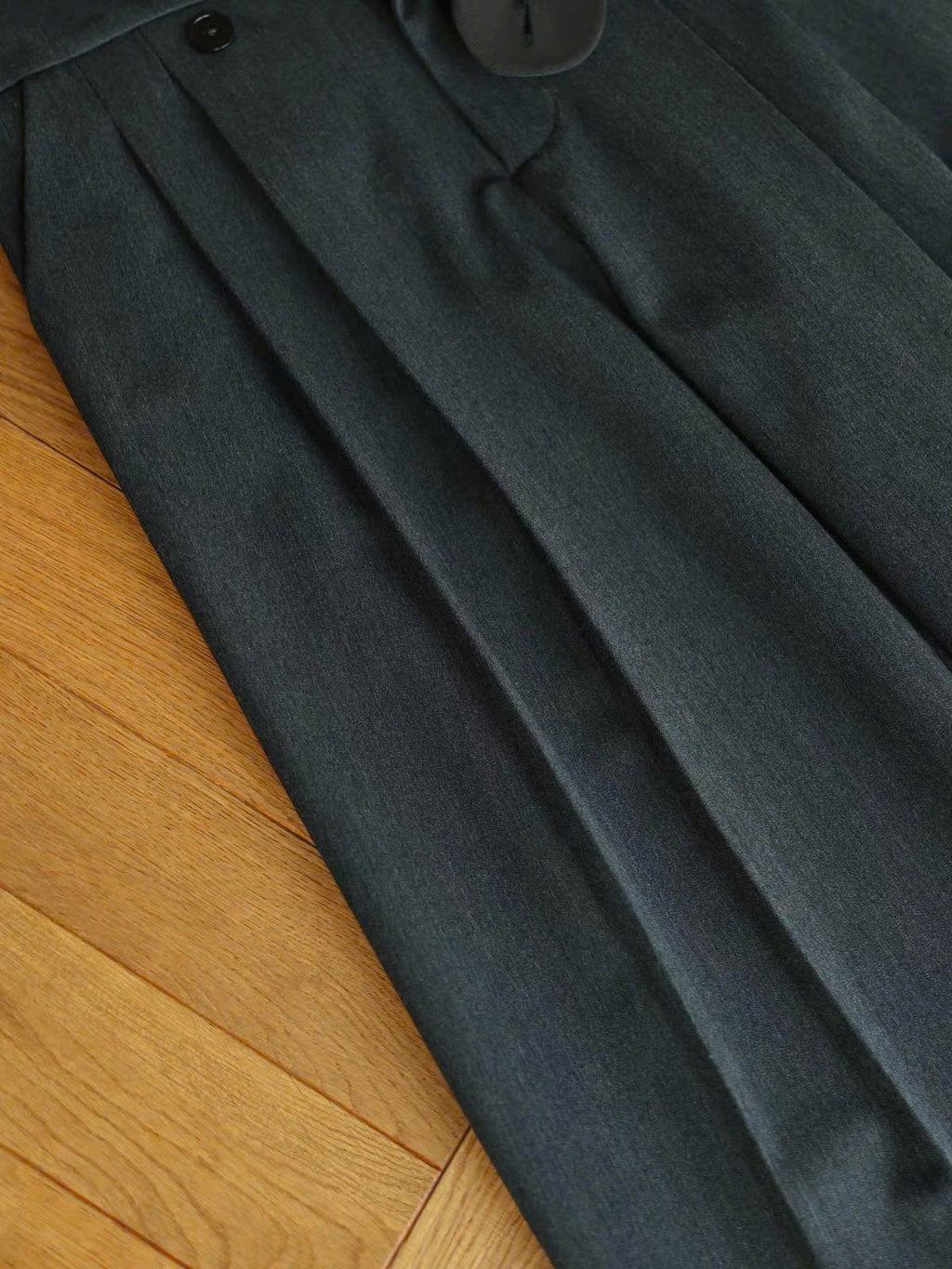 Curved Waistband Pleated Trousers