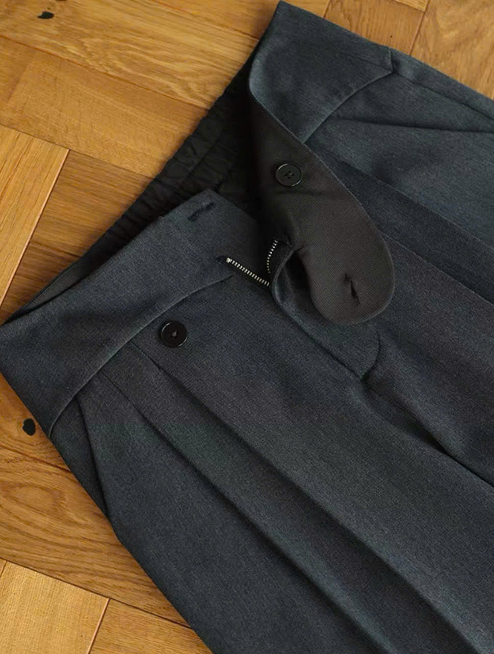 Curved Waistband Pleated Trousers
